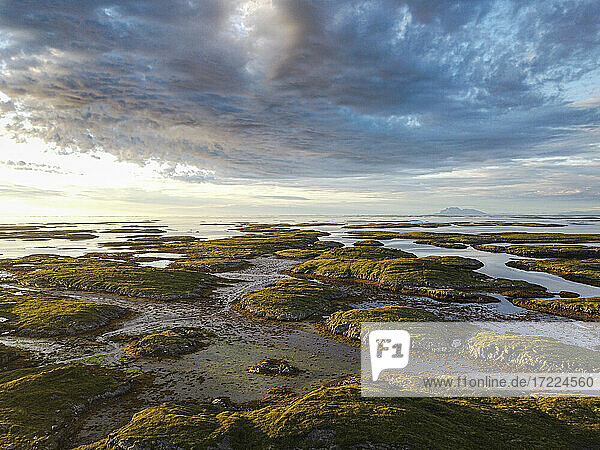 Norwegen  Vega-Archipel  Luftaufnahme der zerklüfteten Küstenlinie des Unesco-Weltkulturerbes bei Sonnenuntergang