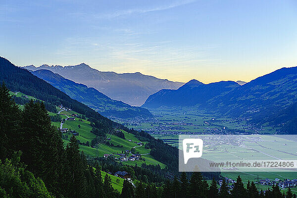 Blick über das Zillertal in der Morgendämmerung  Tirol  Österreich