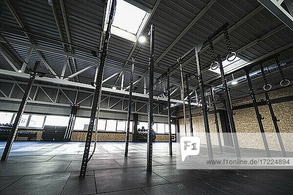 Gymnastikringe und Seile hängen in einer leeren Turnhalle