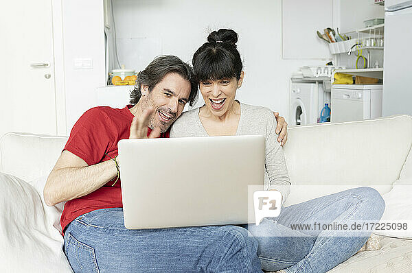 Ehepaar während eines Videogesprächs auf dem Laptop zu Hause