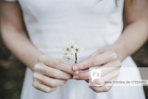 Frau hält weiße Blumen