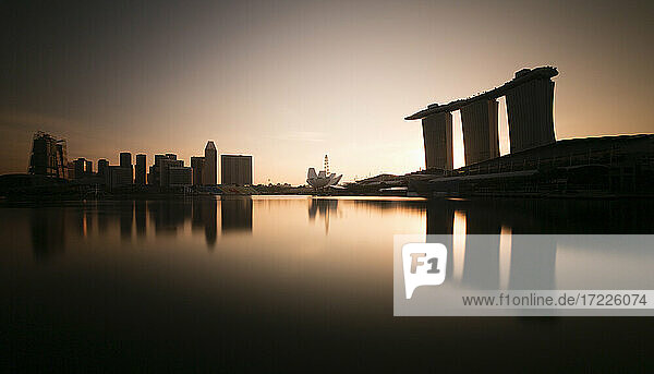 Singapur  Langzeitbelichtung der Marina Bay in der Morgendämmerung mit dem Marina Bay Sands Resort im Hintergrund
