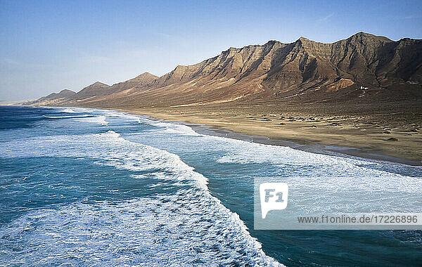 Spanien  Kanarische Inseln  Fuerteventura  Luftaufnahme des Sandstrandes Playa de Cofete und Pico de la Zarza