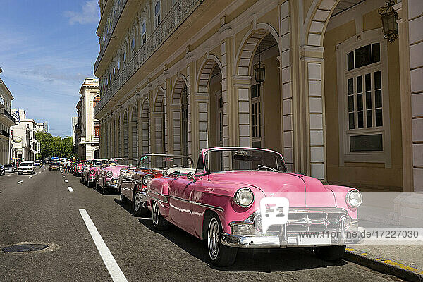 Rosa Oldtimer in der Stadt an einem sonnigen Tag geparkt