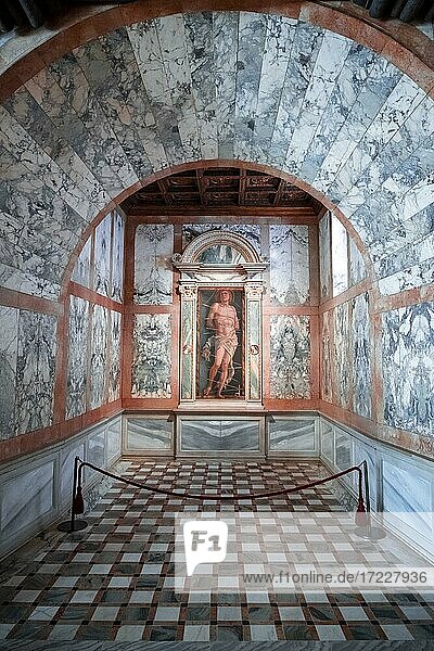 Room decorated with marble and mural  Doppio Rirarro  by Tullio Lombardo  Ca' d'Oro Palace  Venice  Veneto  Italy  Europe