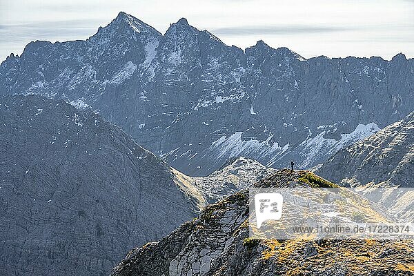 Wanderer auf einem Wanderweg vor den Bergen  Rotwandspitze  Karwendelgebirge  Alpenpark Karwendel  Tirol  Österreich (Wanderer) auf einem Wanderweg vor den Bergen  Rotwandspitze  Karwendelgebirge  Alpenpark Karwendel  Tirol  Österreichs