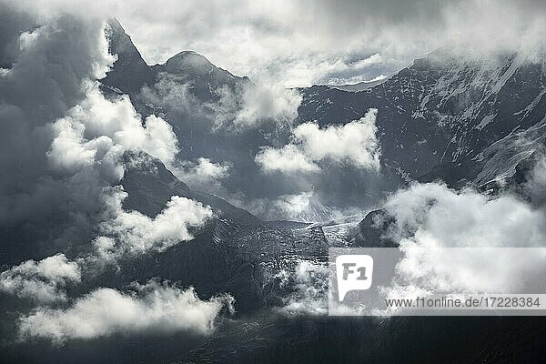 Felsen im Nebel  Berglandschaft mit dramatischen Wolken  Berner Alpen  Berner Oberland  Schweiz  Europa