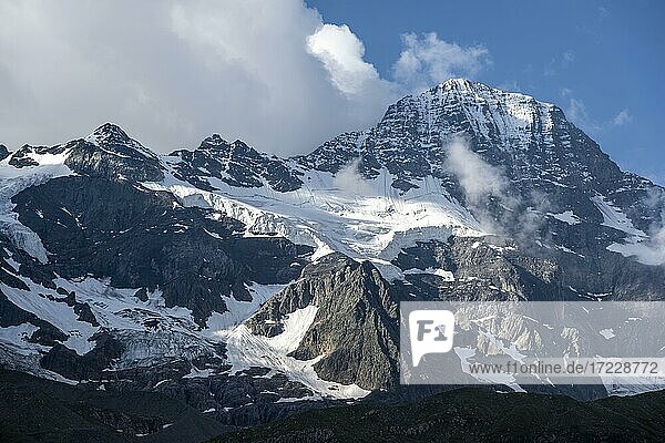 Schneebedeckte Berggipfel Jungfrau mit Gletscher Jungfraufirn  Berner Alpen  Berner Oberland  Schweiz  Europa