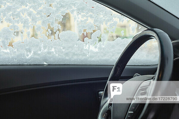 Innenseite eines Autos mit schneebedecktem Fenster