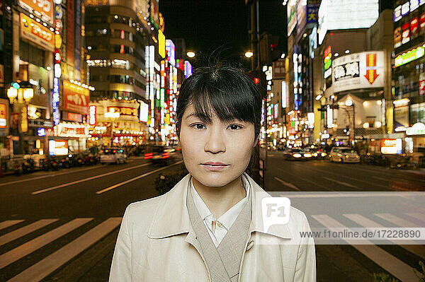 Porträt ernsthafte Geschäftsfrau auf Stadt Straße in der Nacht  Tokio  Japan