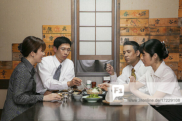 Japanische Geschäftsleute genießen das Mittagessen im Restaurant