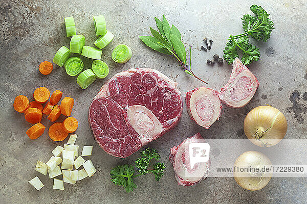 Zutaten für Rinderbrühe: Fleisch  Markknochen  Gemüse und Kräuter