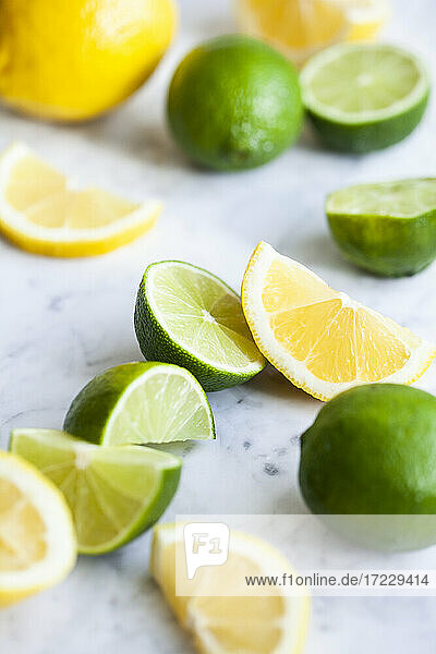 Zitronen und Limetten  ganz  halbiert und in Scheiben geschnitten