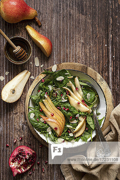 Spinatsalat mit Birnen  Granatapfelkernen und Honig-Dressing