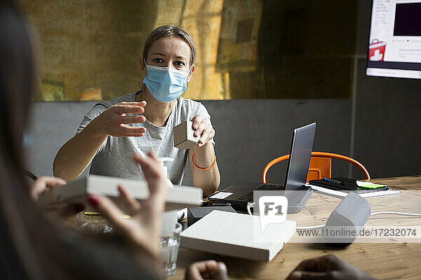 Weibliche Kollegen diskutieren während der Pandemie über das Produkt im Büro