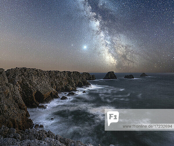 Langzeitbelichtung der Milchstraße über dem Kap von Pen Hir  Bretagne  Frankreich  Europa