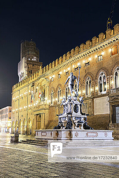 Nachtansicht des Neptunbrunnens und des Stadtpalastes d'Accursio im historischen Zentrum von Bologna  Bologna  Emilia Romagna  Italien  Europa