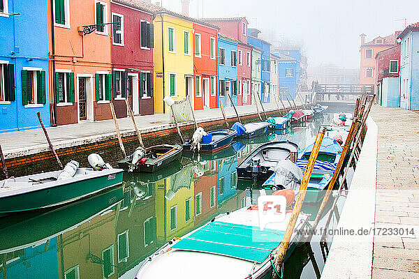 Bunte Fischerhäuser in Burano  Metropolitanstadt Venedig  UNESCO-Weltkulturerbe  Venetien  Italien  Europa