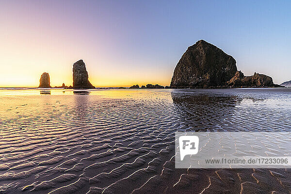 Haystack Rock und The Needles bei Sonnenuntergang  mit texturiertem Sand im Vordergrund  Cannon Beach  Clatsop county  Oregon  Vereinigte Staaten von Amerika  Nordamerika