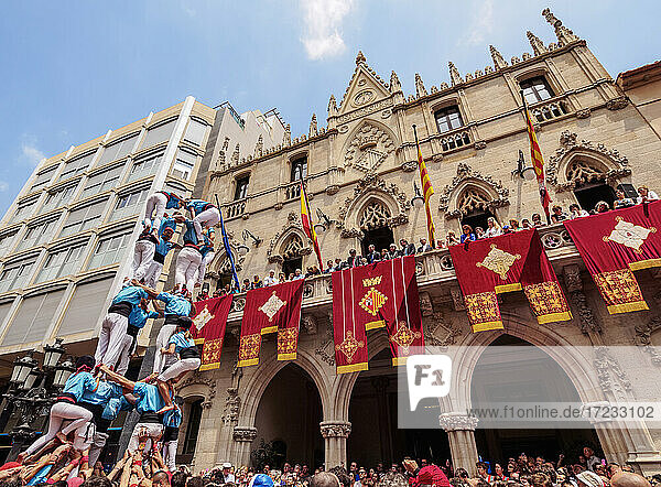 Castell human tower vor dem Rathaus während des Festa Major Festivals  Terrassa  Katalonien  Spanien  Europa