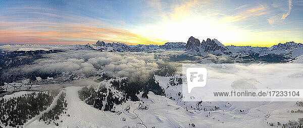 Luftaufnahme der schneebedeckten Langkofel- und Plattkofelberge in der Morgendämmerung  Seiser Alm  Dolomiten  Südtirol  Italien  Europa