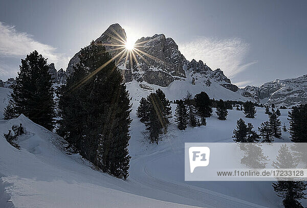 Dolomiten verschneite Winterlandschaft der Sass die Putia mit einem Sonnenstern zwischen Felsen  Trentino-Südtirol  Italien  Europa