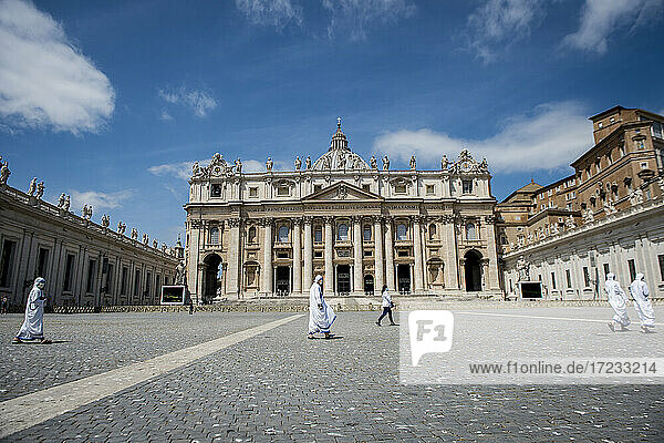 Nonnen besuchen das live gestreamte Angelus-Gebet von Papst Franziskus auf dem Petersplatz am 24. Mai 2020 im Vatikan  UNESCO-Weltkulturerbe  Rom  Latium  Italien  Europa