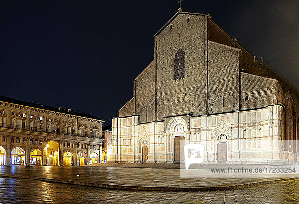 Basilika von San Petronio bei Nacht auf der Piazza Maggiore im historischen Zentrum von Bologna  Bologna  Emilia Romagna  Italien  Europa