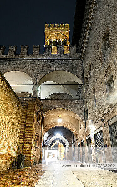 Nachtansicht des Arengo-Turms auf der Piazza Maggiore  Bologna  Emilia Romagna  Italien  Europa