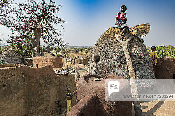 Alte Batammariba-Frau  die im Kornspeicher auf ihrem Takienta steht  dem traditionellen Erdturmhaus der Region Koutammakou  La Kara  Togo  Westafrika  Afrika