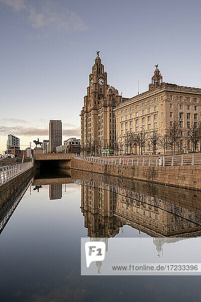 Reflections of The Pier Head on Liverpool Waterfront  UNESCO-Weltkulturerbe  Liverpool  Merseyside  England  Vereinigtes Königreich  Europa