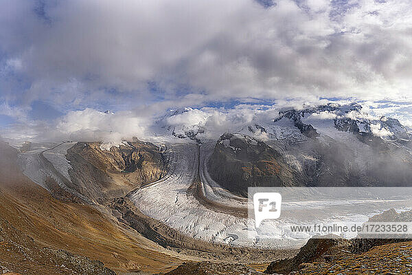 Bewölkter Himmel über schneebedeckten Bergen und Gornergletscher (Gornergletscher)  Zermatt  Kanton Wallis  Schweiz  Europa