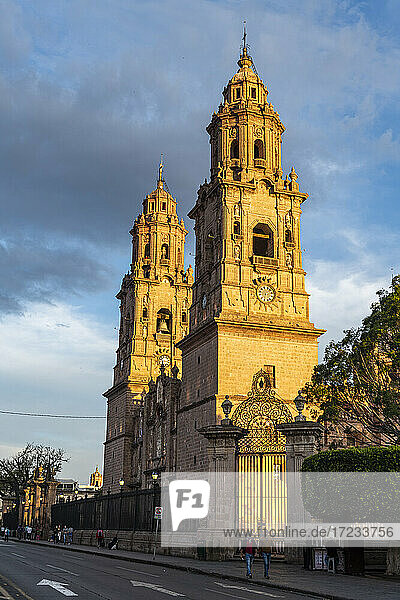 Kathedrale von Morelia bei Sonnenuntergang  UNESCO-Weltkulturerbe  Morelia  Michoacan  Mexiko  Nordamerika