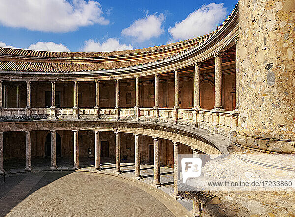 Innenhof des Palastes von Karl V.  Alhambra  UNESCO-Weltkulturerbe  Granada  Andalusien  Spanien  Europa
