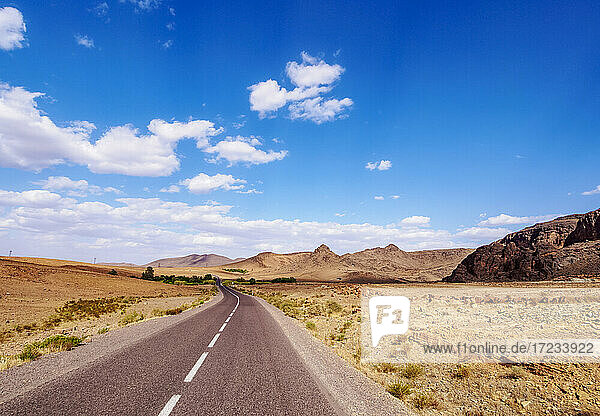 Wüstenstraße in der Region Draa-Tafilalet  Marokko  Nordafrika  Afrika