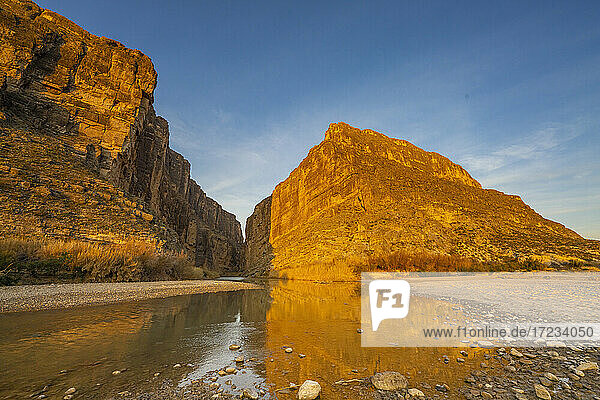 Santa Elena Canyon mit goldener Reflexion  Big Bend National Park  Texas  Vereinigte Staaten von Amerika  Nordamerika