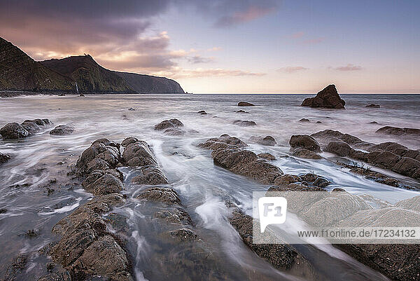 Sonnenuntergang über Mouthmill Beach an der Küste von North Devon  Devon  England  Vereinigtes Königreich  Europa