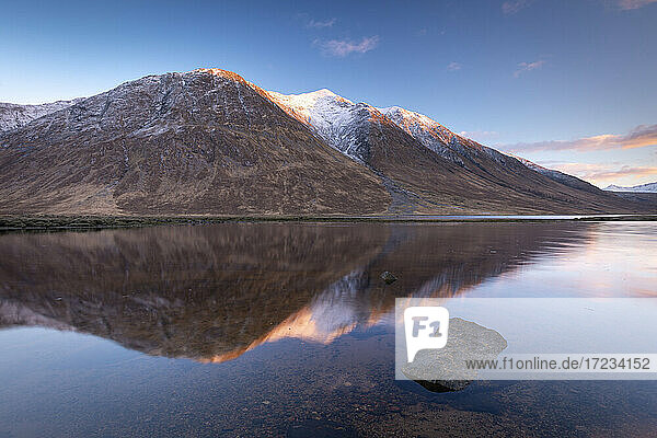 Schneebedeckte Berge der Highlands spiegeln sich im ruhigen Wasser des Loch Etive im Winter  Highlands  Schottland  Vereinigtes Königreich  Europa