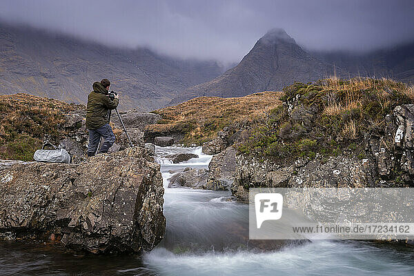 Männlicher Fotograf bei den Fairy Pools auf der Isle of Skye  Innere Hebriden  Schottland  Vereinigtes Königreich  Europa