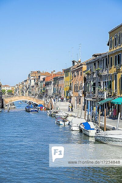 Boote auf einem Kanal  Bunte Häuser in Venedig  Venetien  Italien  Europa