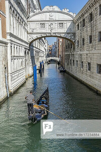 Bridge of Sighs  Venetian gondola sails into canal Rio di Palazzo  Venice  Veneto  Italy  Europe