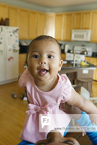 Porträt von Baby-Mädchen in der Küche Blick auf die Kamera lächelnd