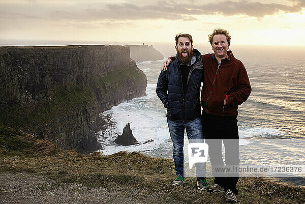 Zwei männliche Freunde auf den Cliffs of Moher  The Burren  County Clare  Irland