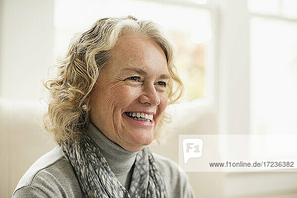 Porträt einer glücklichen älteren Frau zu Hause
