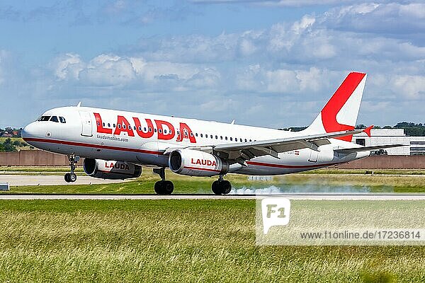 Ein Airbus A320 Flugzeug der Lauda mit dem Kennzeichen OE-LOY landet auf dem Flughafen Stuttgart  Deutschland  Europa