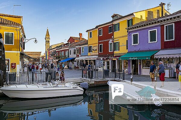 Kanal mit Booten  Bunte Häuser  Farbenprächtige Fassaden  Insel Burano  Venedig  Venetien  Italien  Europa