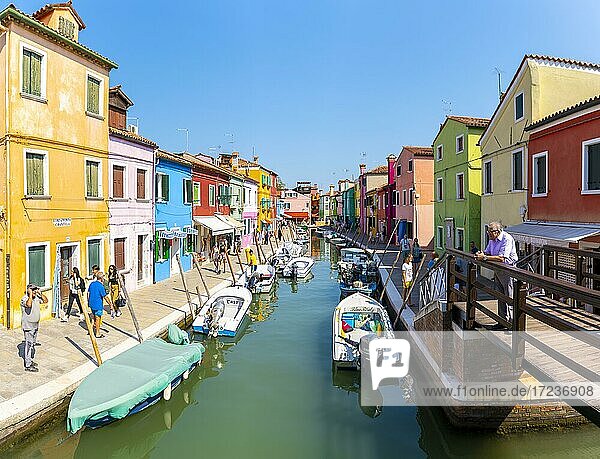 Kanal mit Booten  Bunte Häuser  Farbenprächtige Fassade  Insel Burano  Venedig  Venetien  Italien  Europa