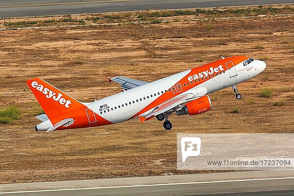 Ein Airbus A319 der EasyJet mit dem Kennzeichen OE-LQX startet vom Flughafen Palma de Mallorca  Spanien  Europa