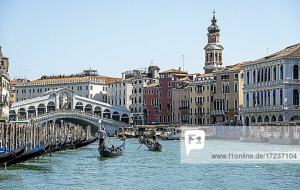 Rialto Brücke über den Canal Grande  Venedig  Region Venetien  Italien  Europa