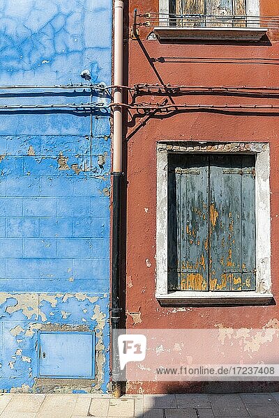 Bunte Hauswand  rot  blau  mit abblätternder Farbe  farbenprächtige Fassade  morbide  Insel Burano  Venedig  Venetien  Italien  Europa